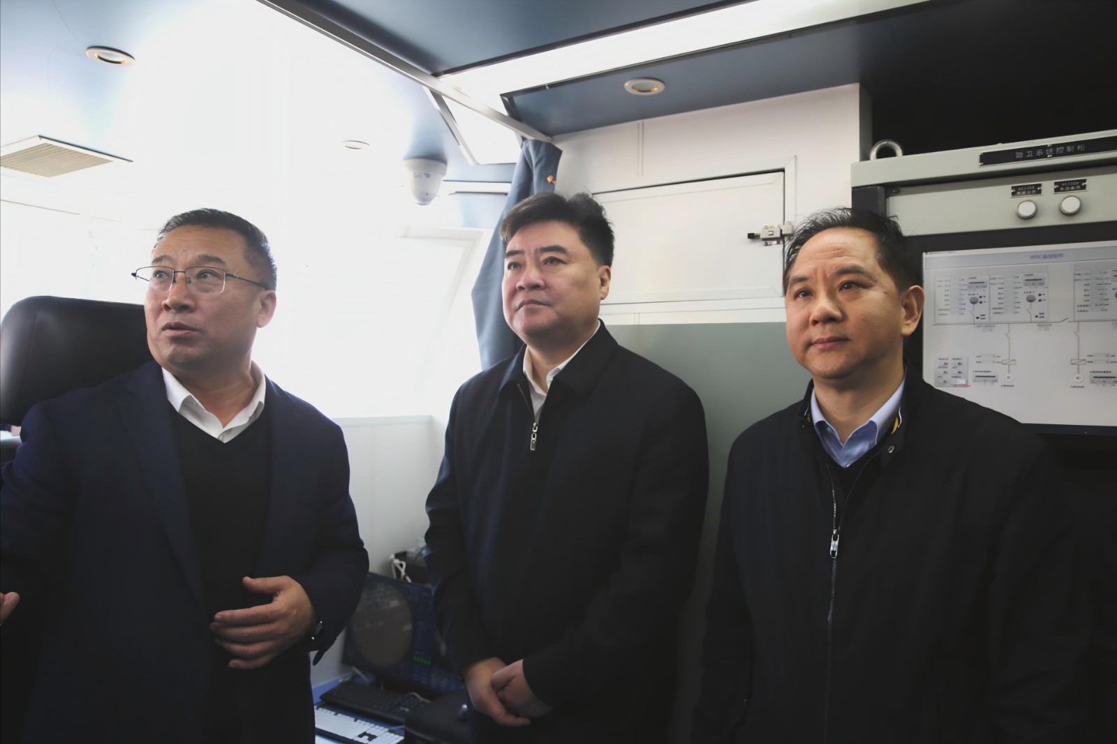 1732793434170506.jpg 何忠偉一行調(diào)研省二輕集團(tuán)百噸級(jí)無(wú)人船項(xiàng)目(圖片).jpg