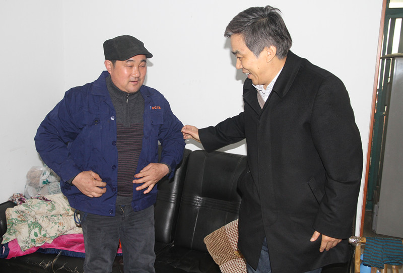 集團公司領(lǐng)導(dǎo)走訪慰問困難職工和勞動模范