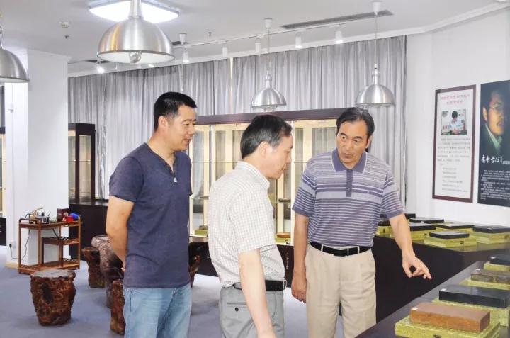 集團(tuán)公司黨委書記、總經(jīng)理虞岳明參觀省工藝品公司魯硯展