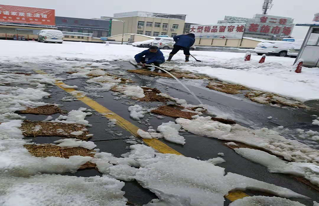 浴雪奮戰(zhàn) 商業(yè)公司員工“最美堅(jiān)守”