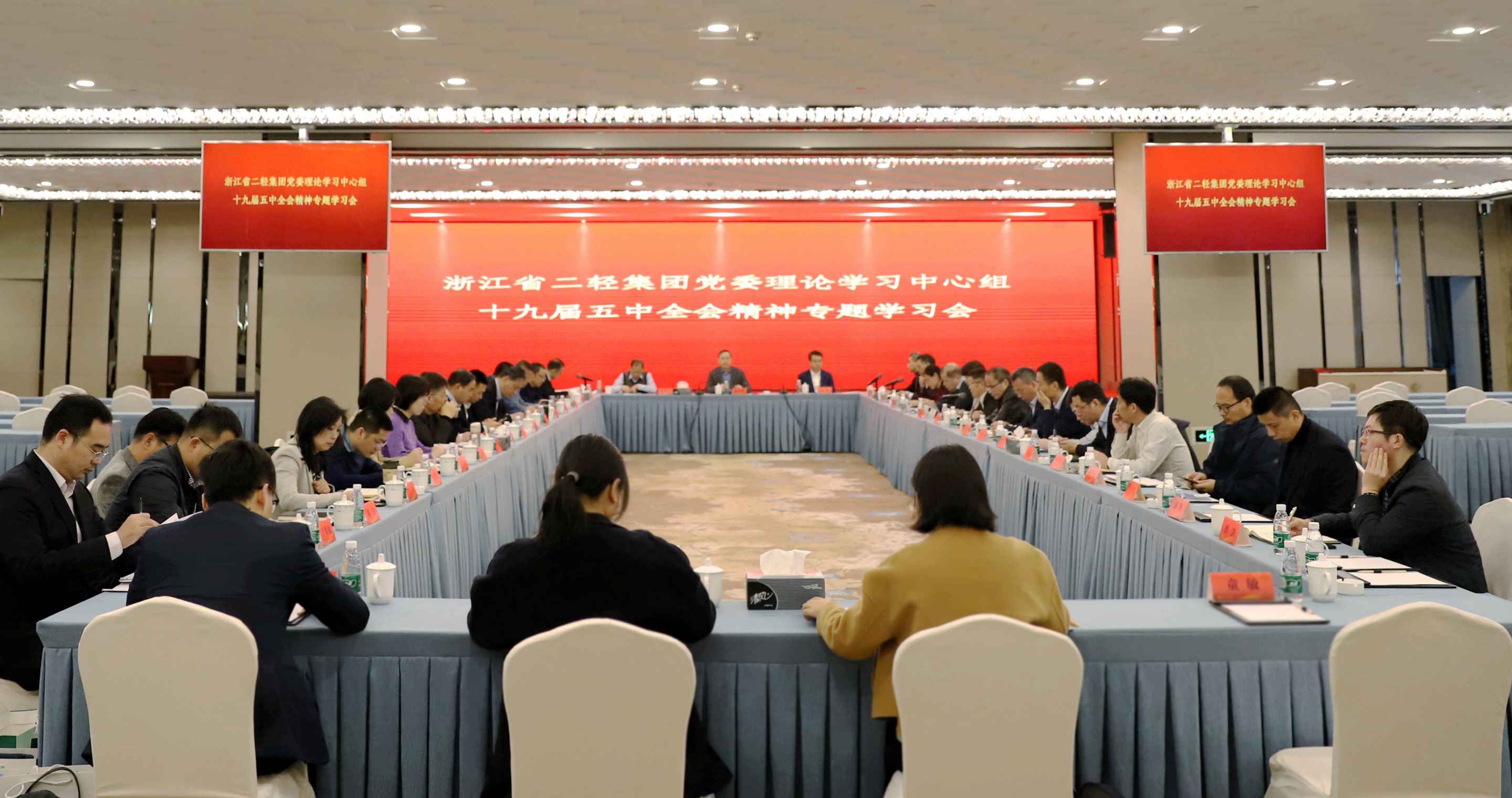 虞岳明在省二輕集團(tuán)黨委理論學(xué)習(xí)中心組十九屆五中全會(huì)精神專題學(xué)習(xí)會(huì)上強(qiáng)調(diào)：奮斗創(chuàng)造歷史，實(shí)干成就未來(lái)