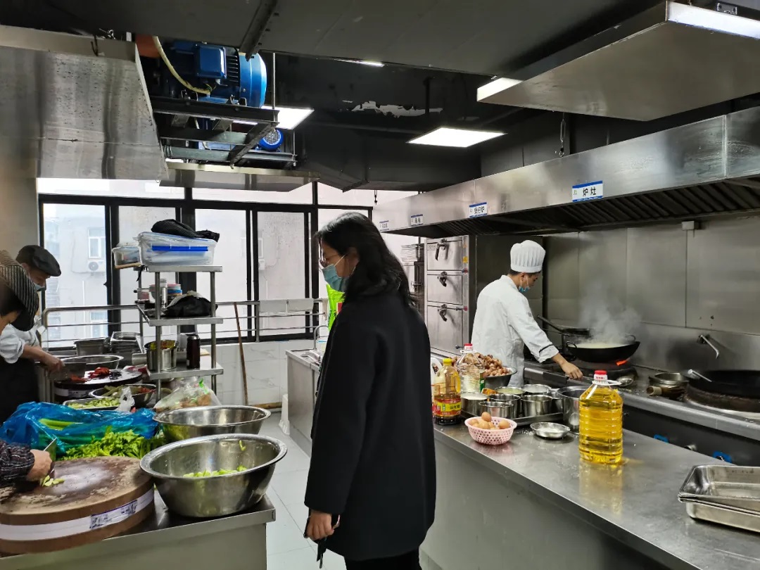 疫情防控“嚴”字當(dāng)頭，平凡堅守“暖”在心窩