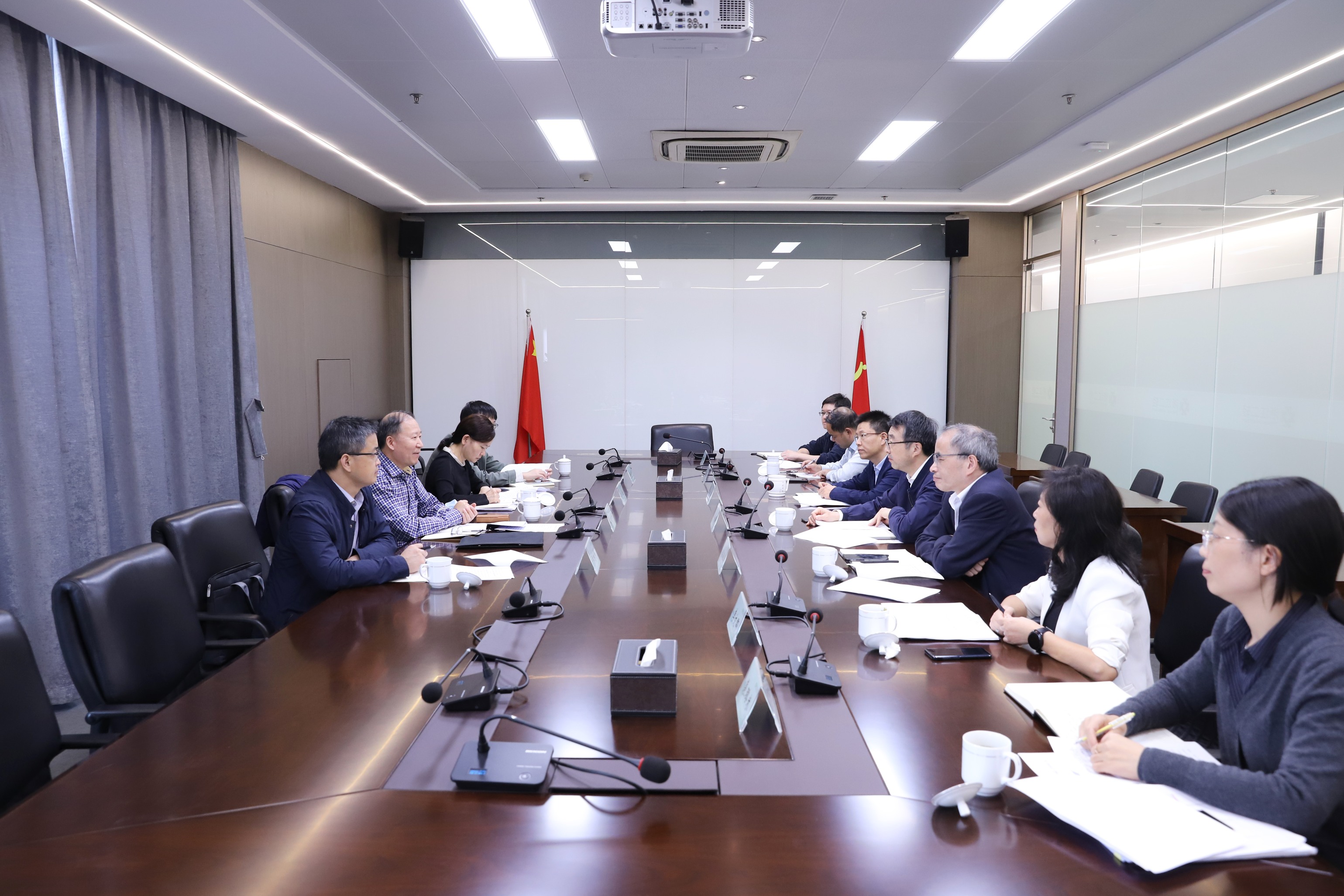 省國資委一級巡視員沈建平來省二輕集團調(diào)研除險保安工作