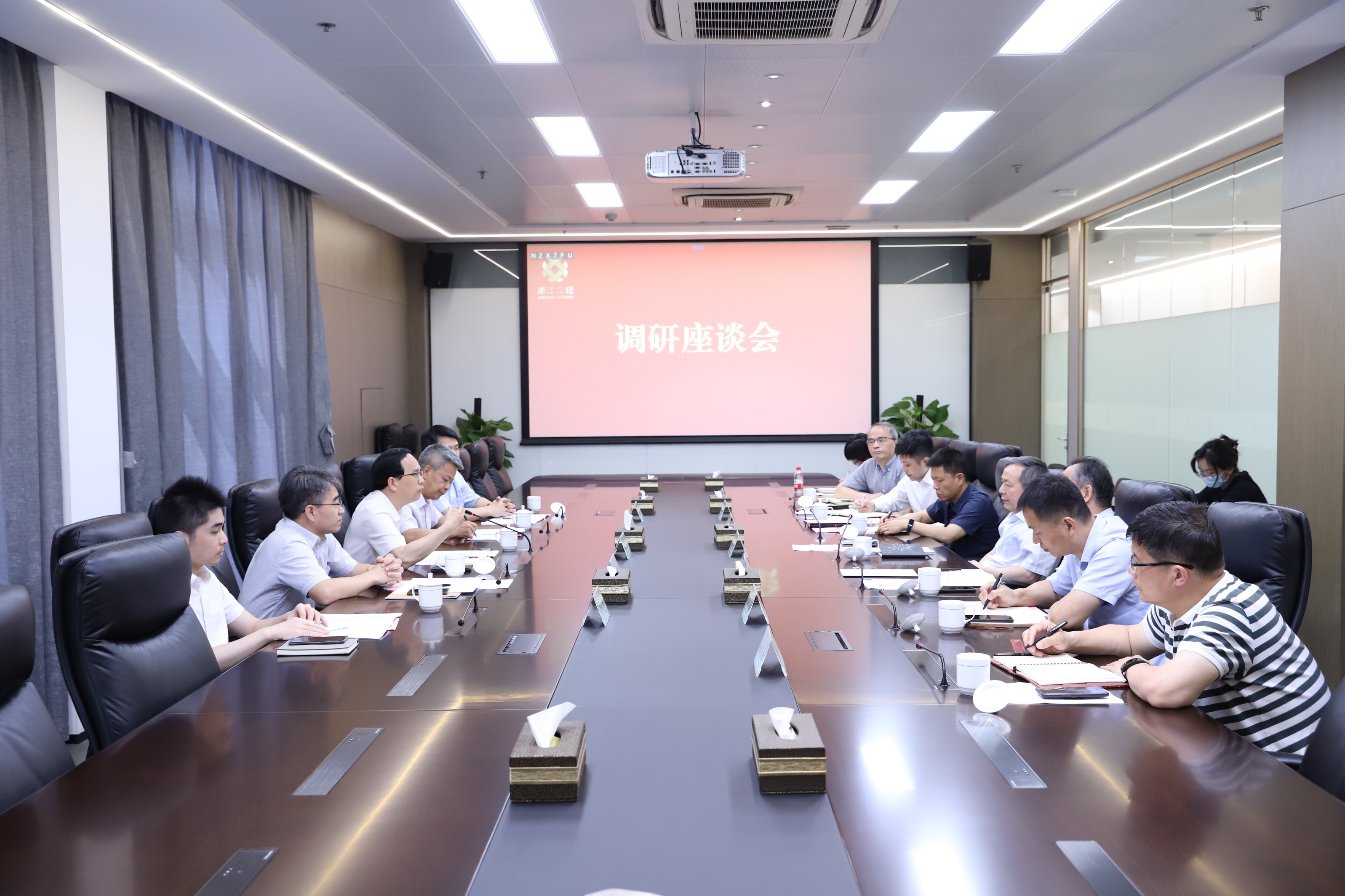 虞岳明與廣輕控股集團董事長戴智進行調(diào)研座談