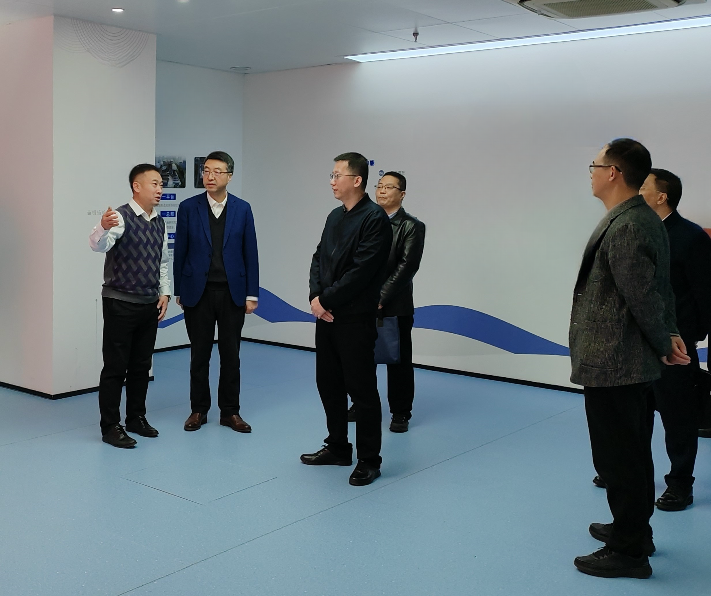 省國(guó)資委黨委委員、副主任陳孝在省二輕集團(tuán)開展“大走訪大調(diào)研大服務(wù)大解題”活動(dòng)