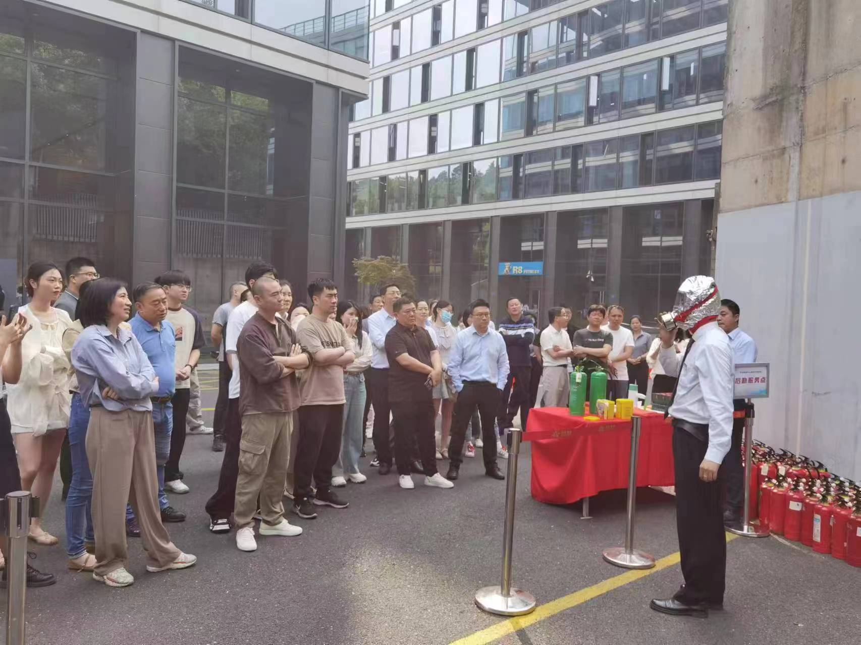 商業(yè)公司開展“人人講安全、個個會應急”消防應急演練活動