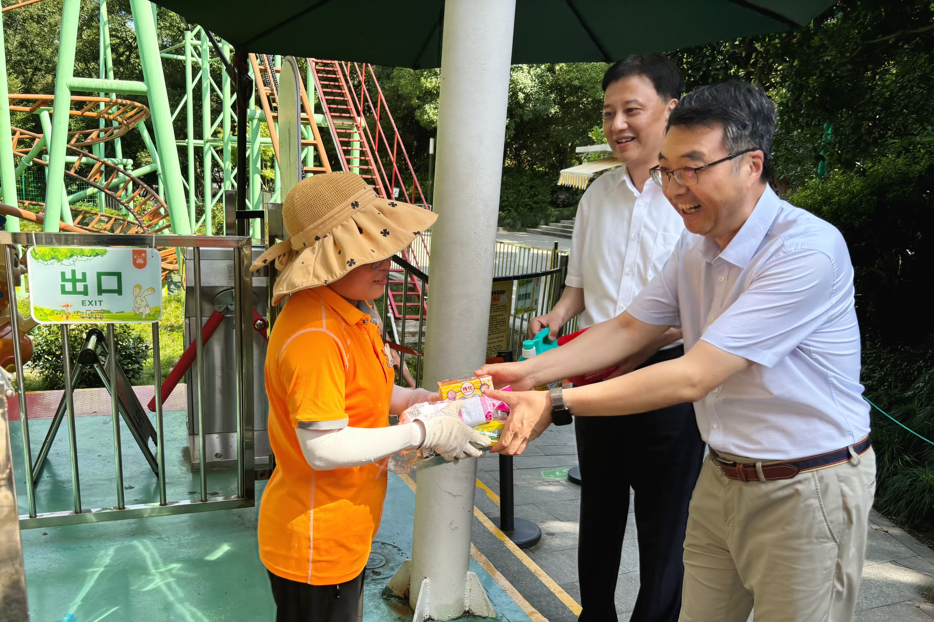 盛夏送清涼 關(guān)愛(ài)沁人心 省二輕集團(tuán)開(kāi)展高溫慰問(wèn)活動(dòng)